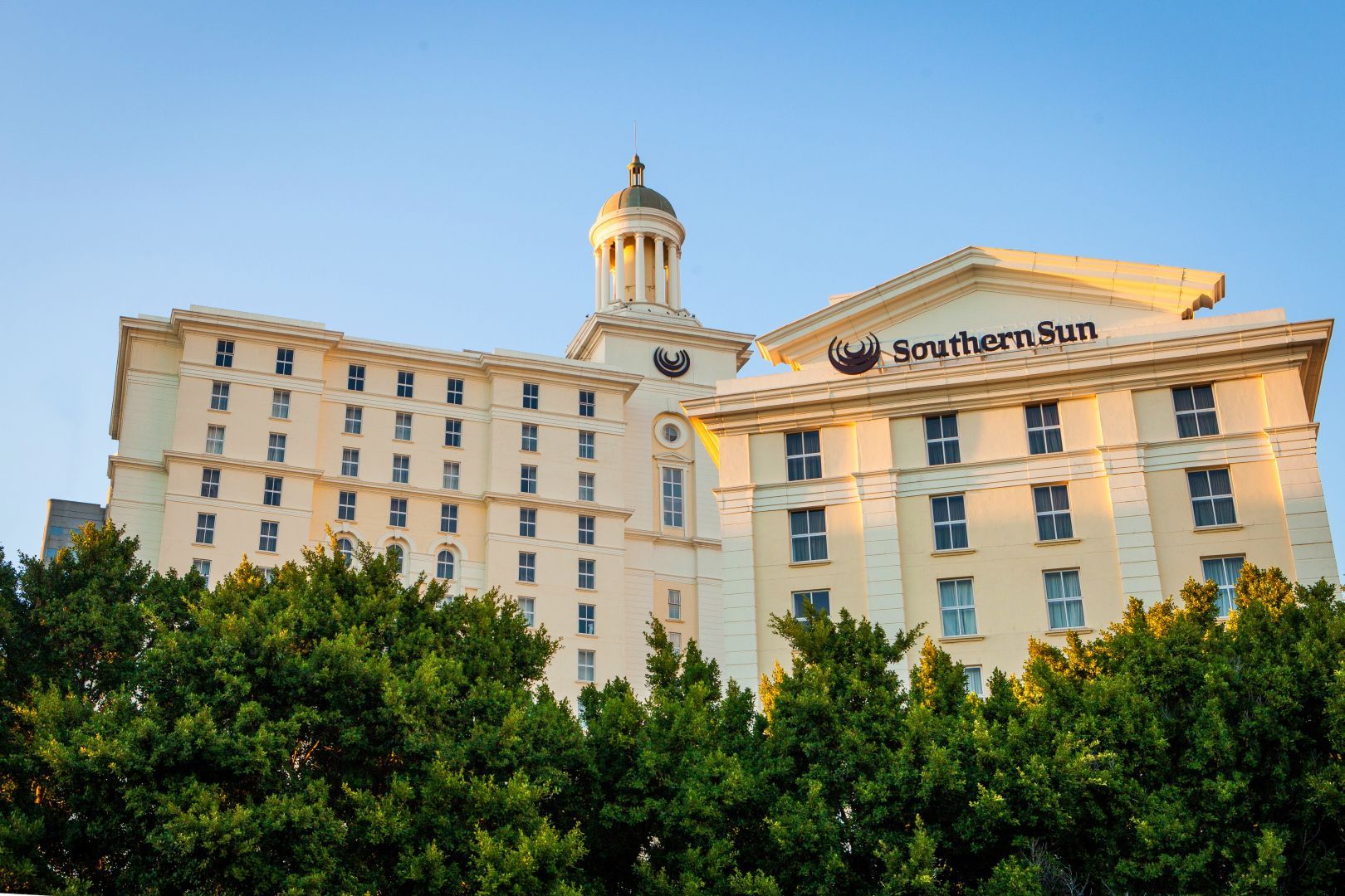 Southern Sun The Cullinan offers guests grand accommodation near Cape Town’s famous V&A Waterfront. Make your choice from 394 stately en-suite hotel rooms in a variety of configurations from Standard to Executive, as well as a choice of suites.  All of our rooms and suites boast spectacular views of Table Mountain, the bustling Table Bay Harbour and Waterfront or the Cape Town city centre.