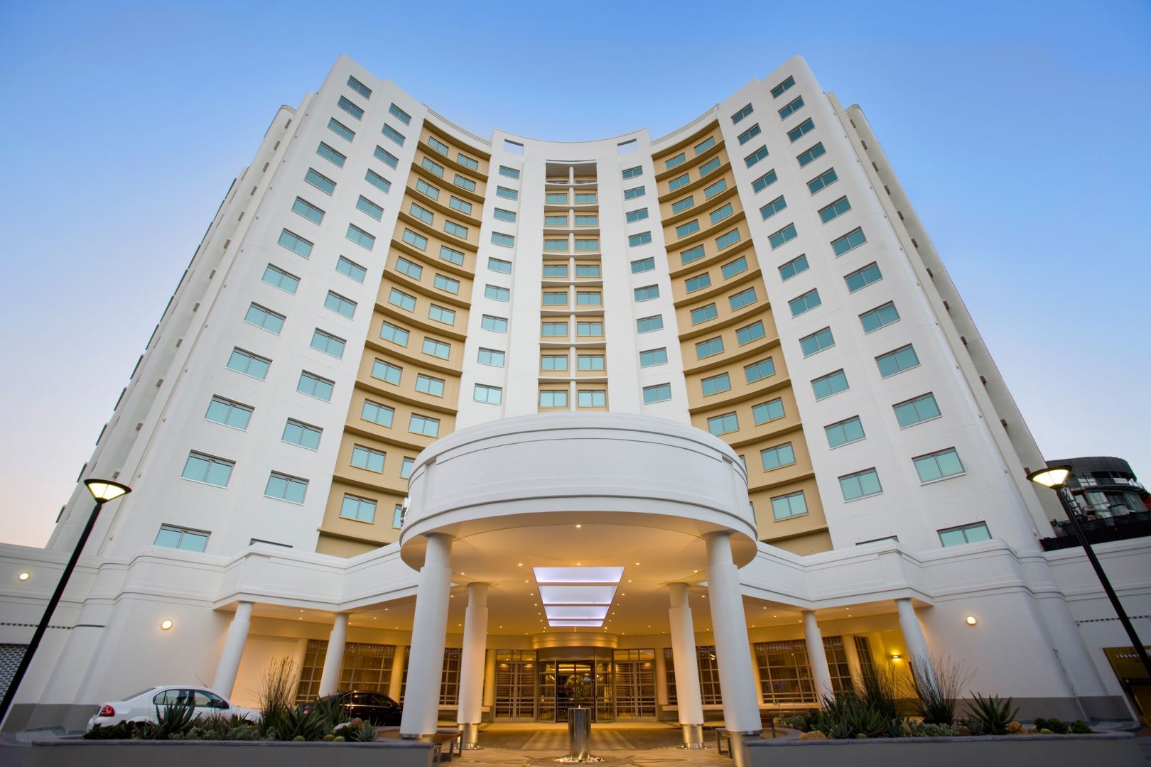 Situated in the heart of Cape Town’s most tourist-friendly precinct, the Southern Sun Waterfront hotel invites guests to experience the best of the city, great comfort, excellent amenities, and a warm welcome