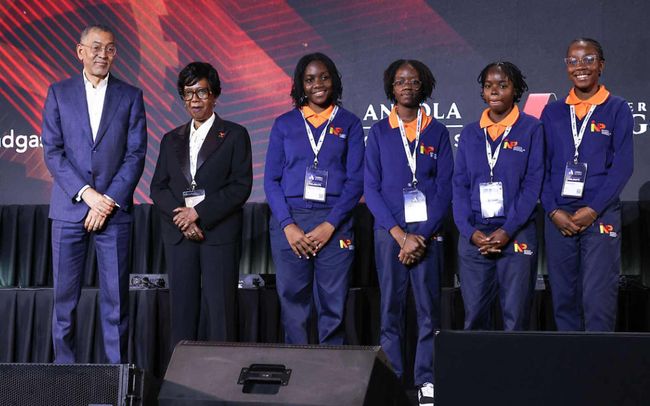 Quatro estudantes do sexo feminino recebem a bolsa Albina Assis na Angola Oil & Gas 2026