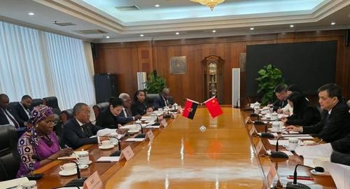 A estratégia de hidrocarbonetos de Angola inclina-se para a China, num contexto de impulso aos setores de exploração e refinação