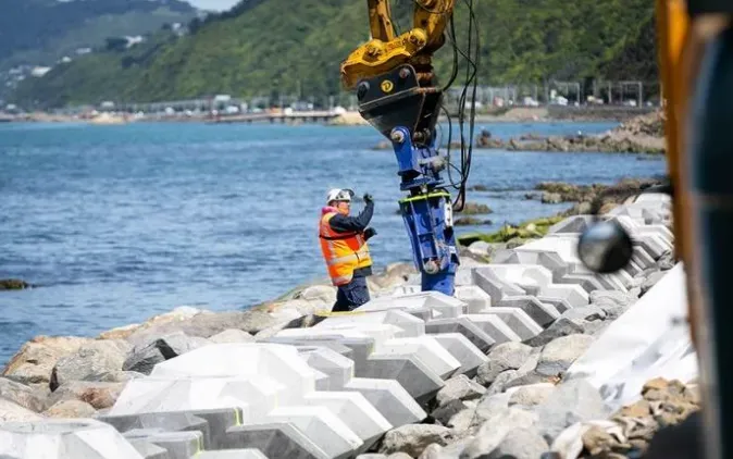 Specially designed XBloc® grapple attachment allows for perfect placement