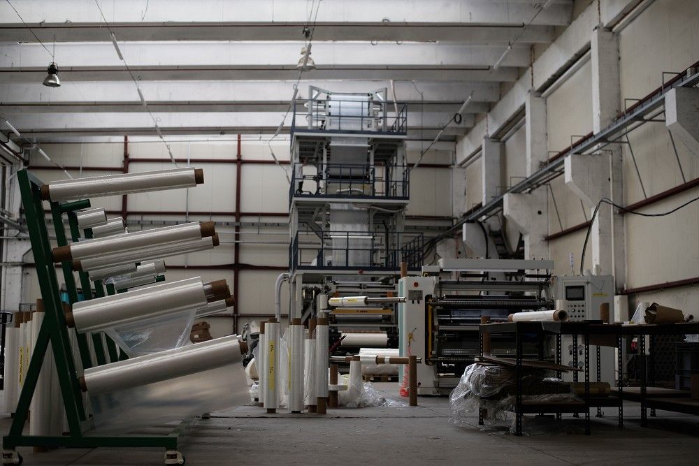 LAM’ON biodegradable laminating film rolls and packaging foil in production at eco-friendly manufacturing facility.