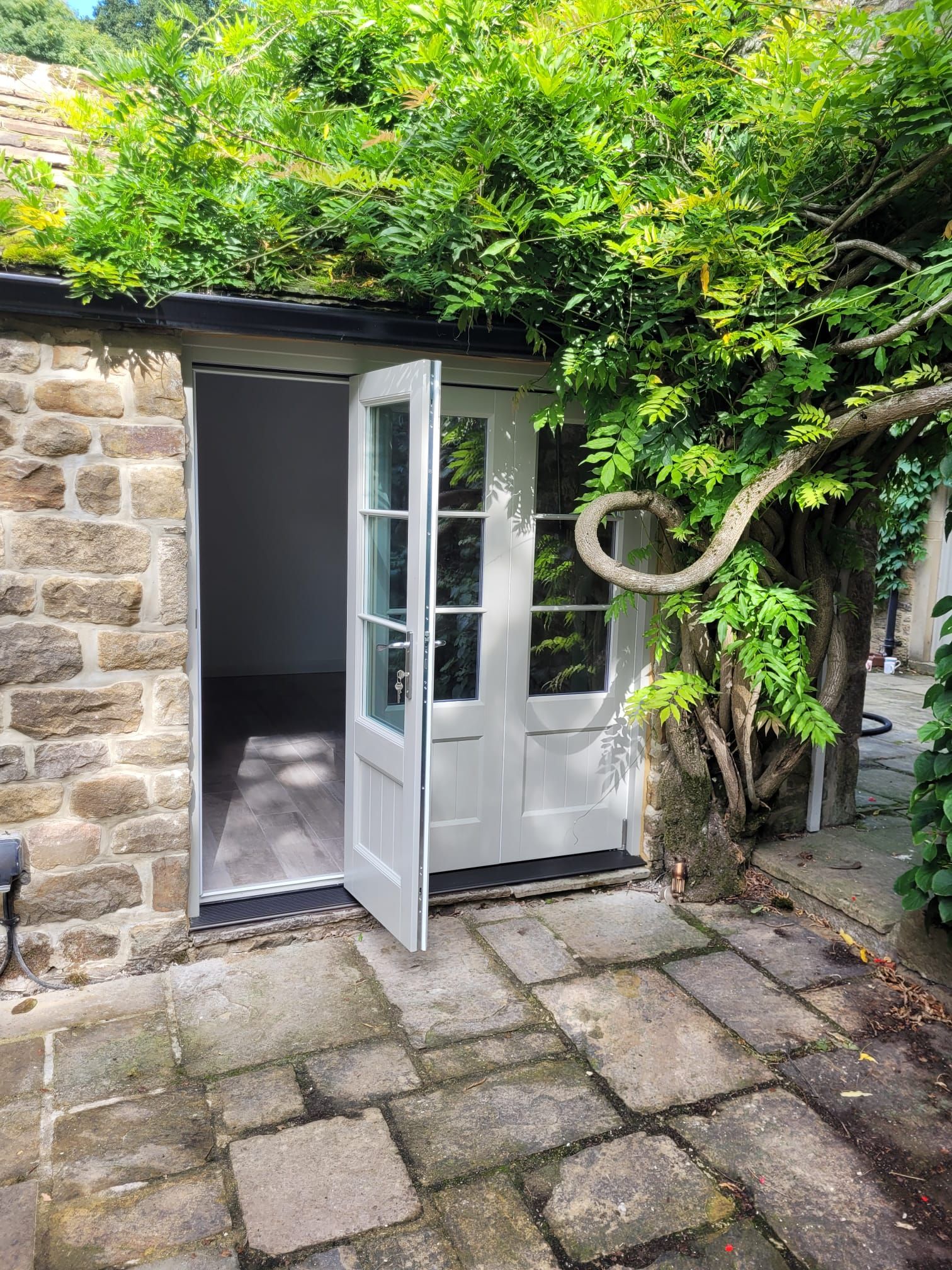 Bi-fold door
