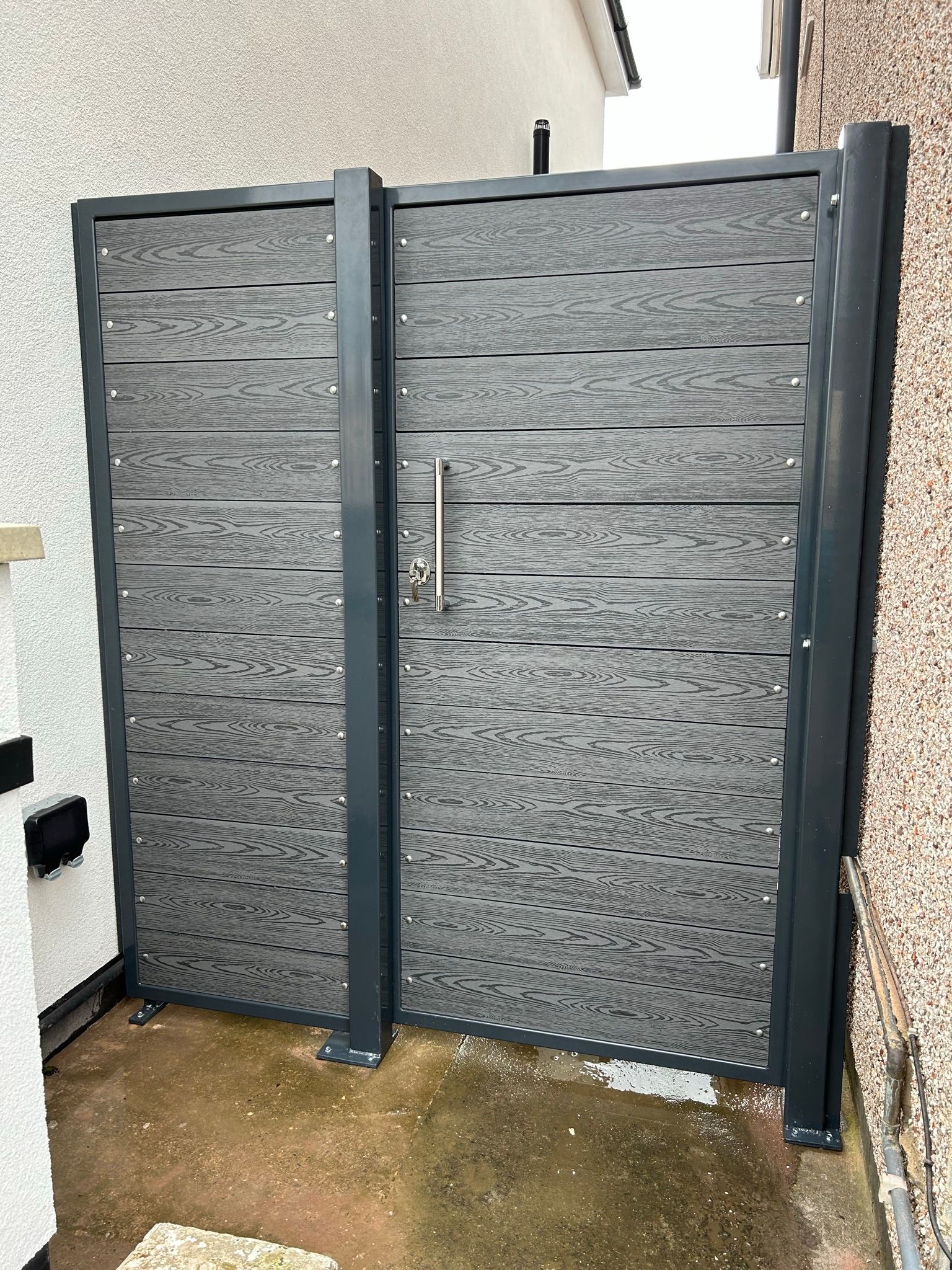 Single anthracite grey composite gate