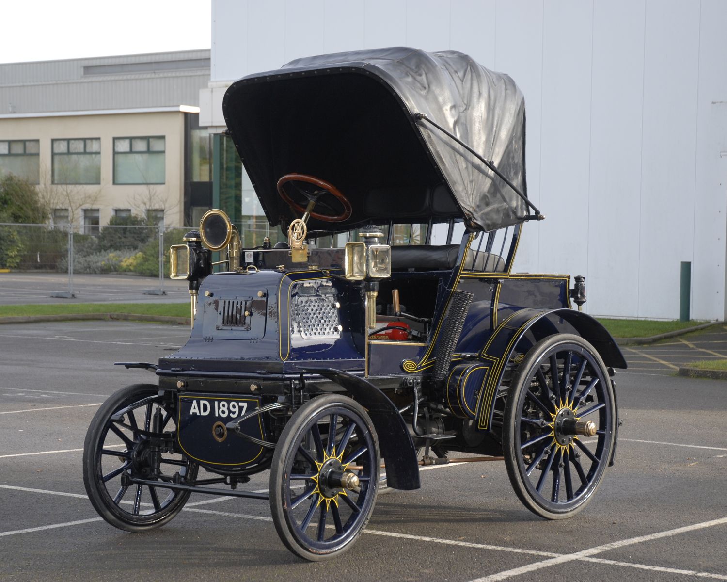 DAIMLER TO CELEBRATE 130 YEARS OF BRITISH MOTORING AT ST JAMES'S MOTORING SPECTACLE