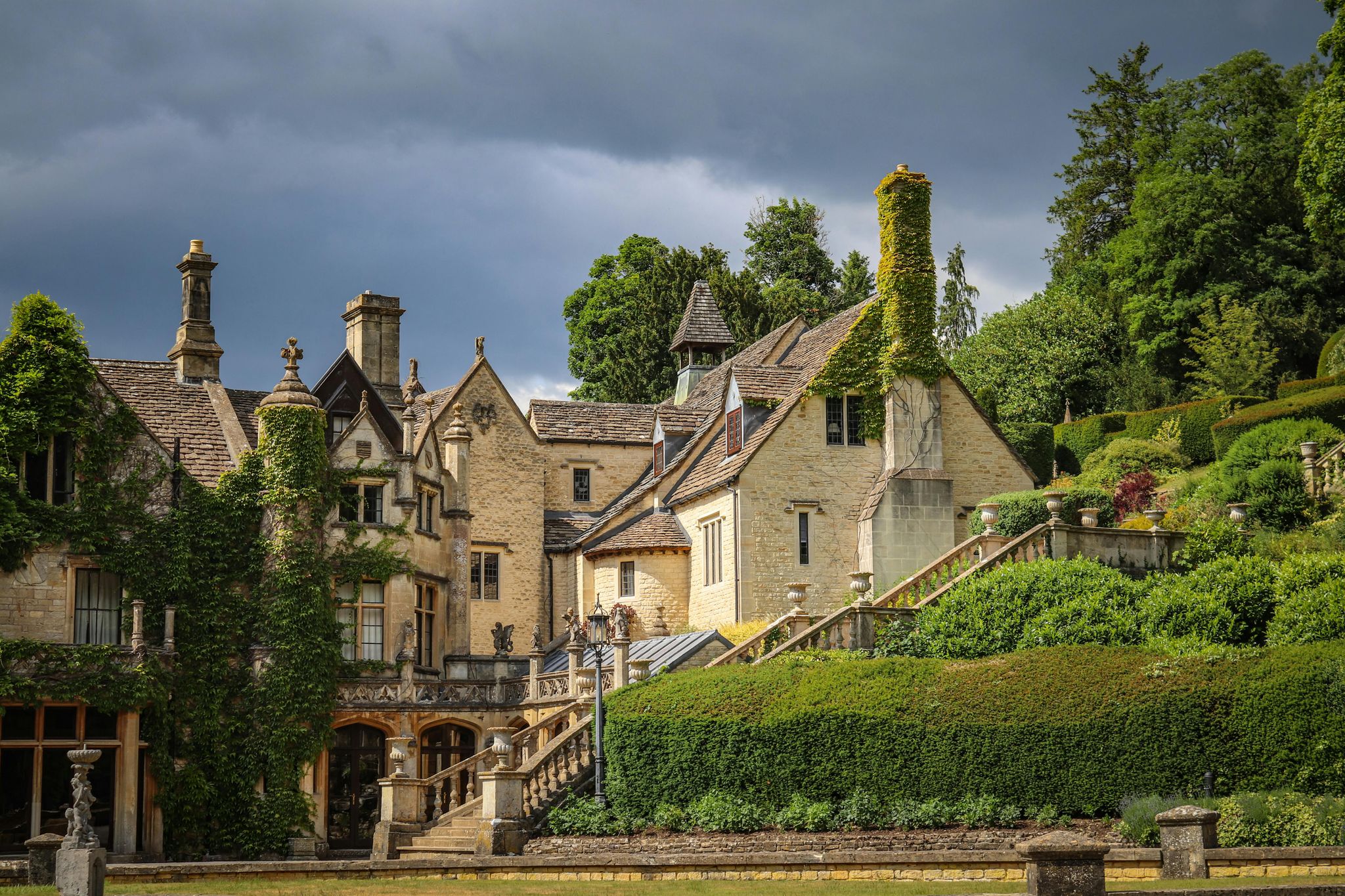 COUNTRY HOTEL