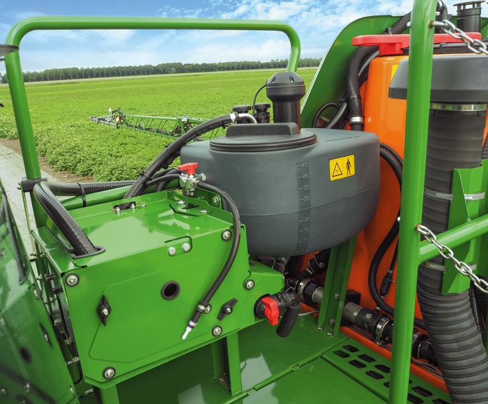Pantera 7004 self-propelled sprayer