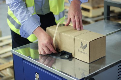 How to strap a parcel with PaperStrap™ and the semi auto strapping machine
