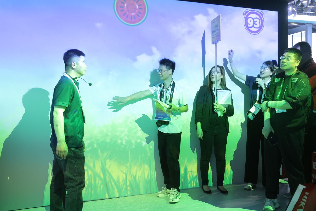 visitors projection mapping