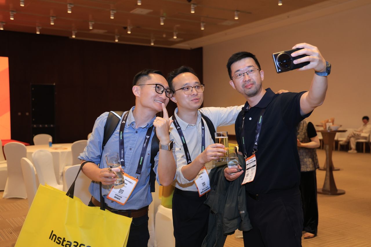 members take selfie together