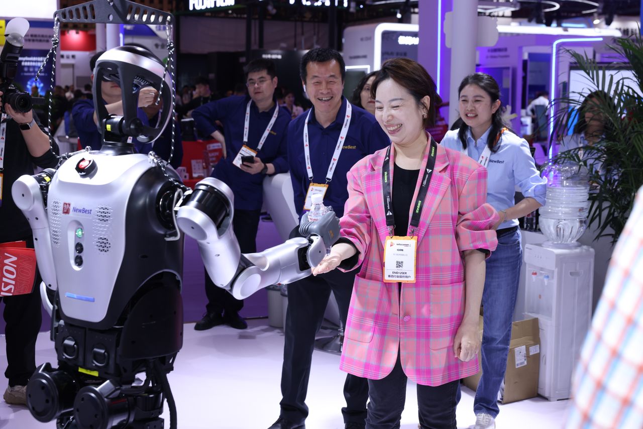 photo of crew members