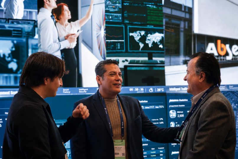 profesionales en feria de tecnolog&iacute;a