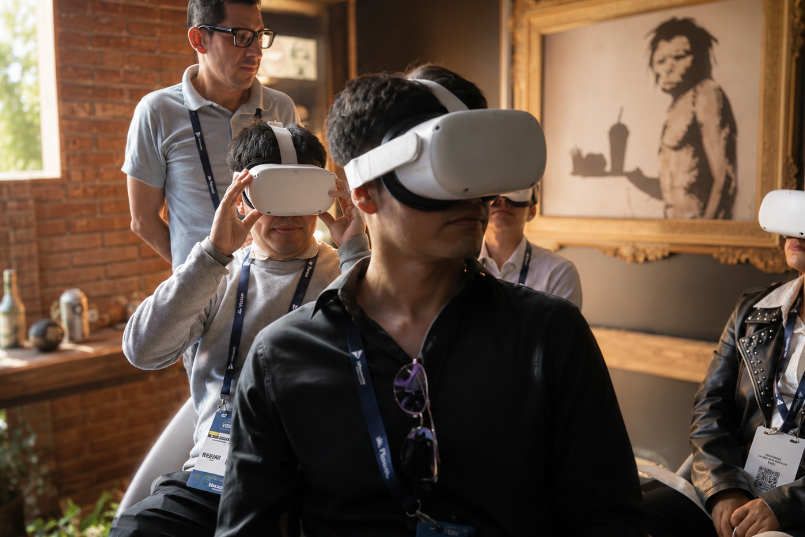 persona con visor VR