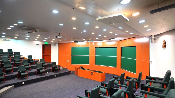 Tecnología de audio en aulas híbridas: más allá del micrófono