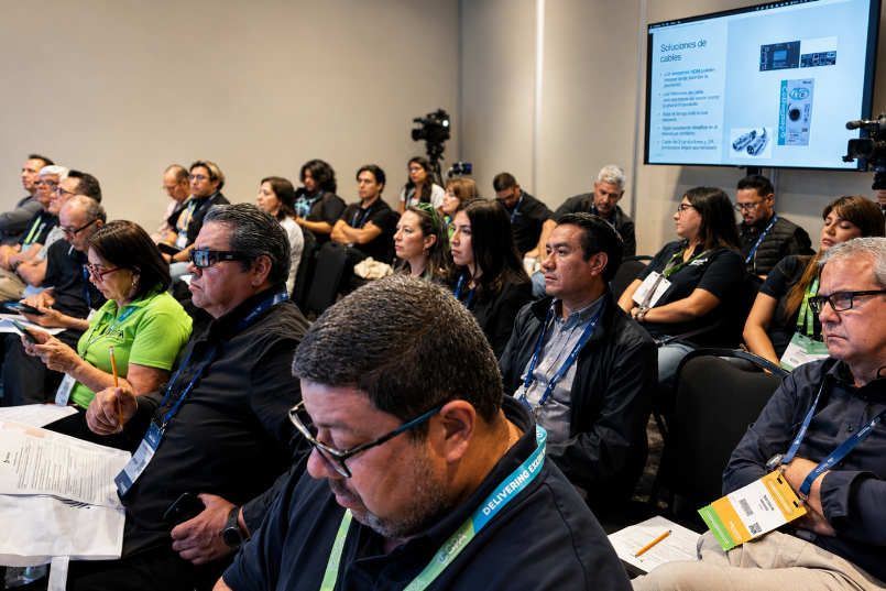 personas atendiendo capacitacion
