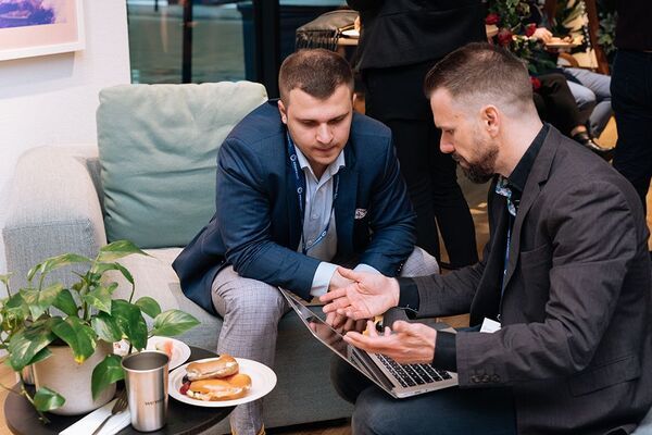 1:1 Analyst Meetings