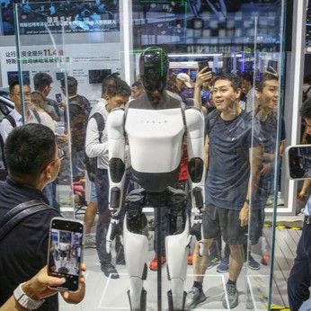 Tesla Optimus Humanoid Robot Draws Crowds at World AI Conference