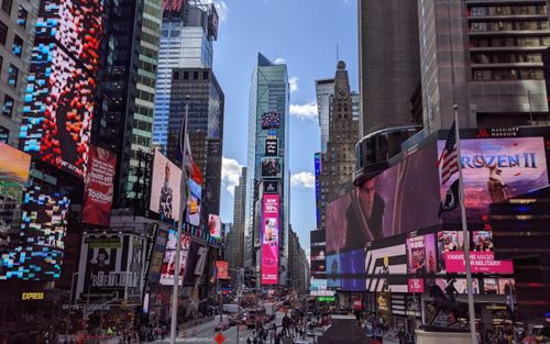 Iconic DooH ' advertising or attraction?