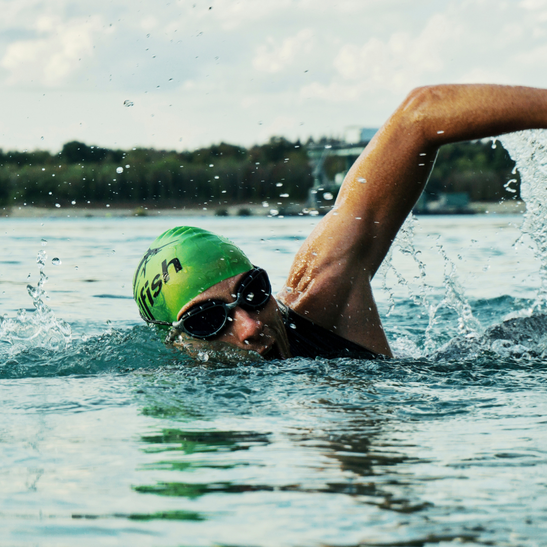 Wild swimming. Триатлон заплыв. Плавание на открытой воде. Вода спорт. Человек плывет.