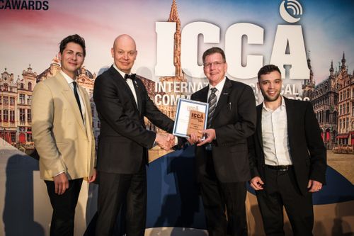 The winner of Best Hybrid device: L3Harris Technologies with XL Extreme™ 400P NFPA Compliant, Full-Spectrum, Multiband Radio	