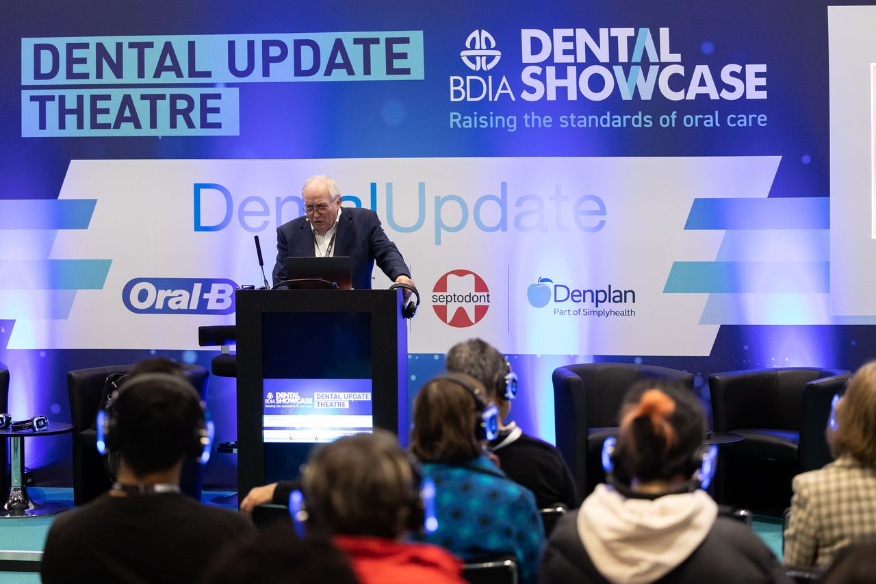 Professional presents innovative discoveries on dentistry at the Dental Update Theatre