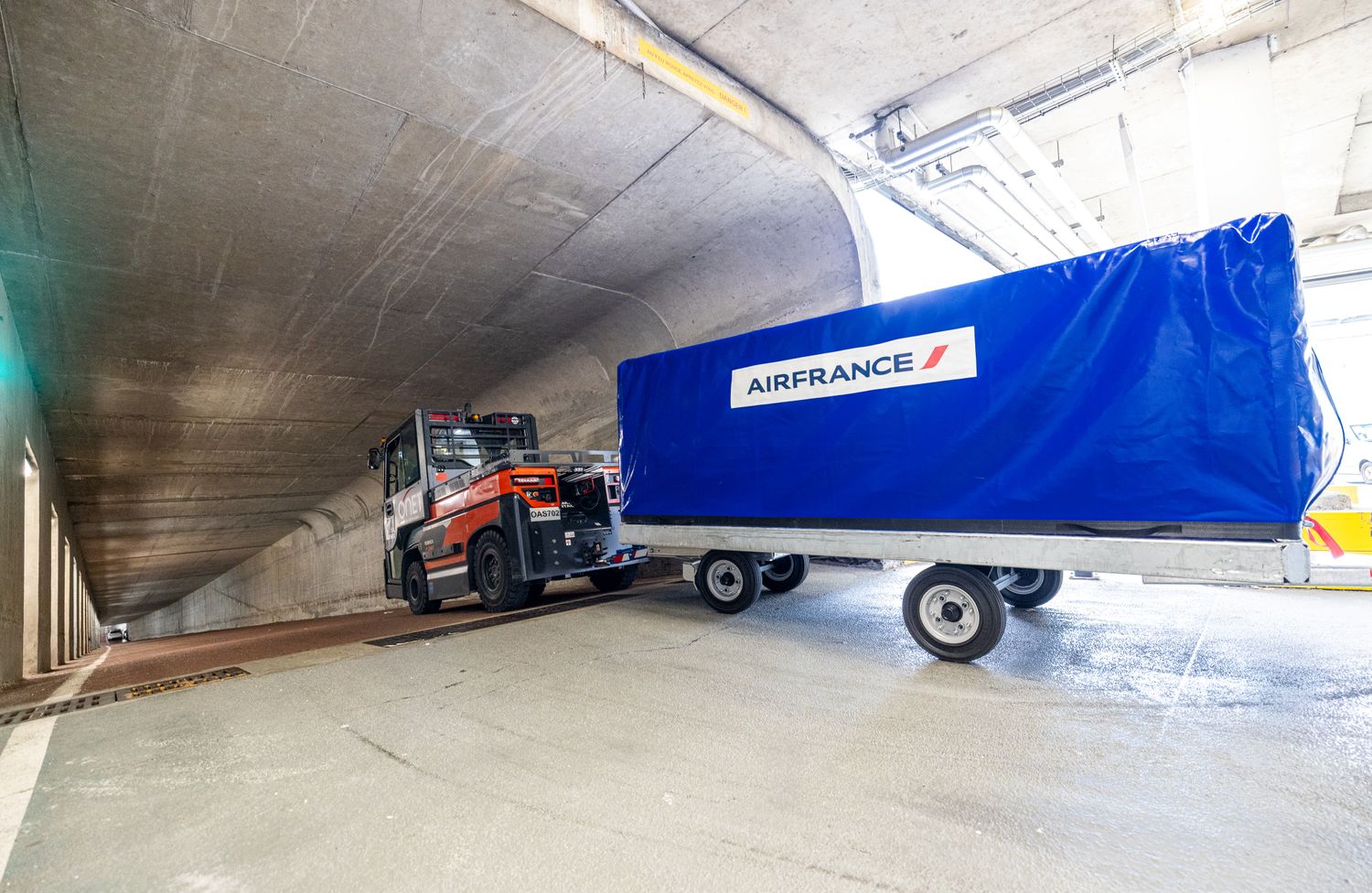 Linde Material Handling - P120 – P350 Baggage Tractor