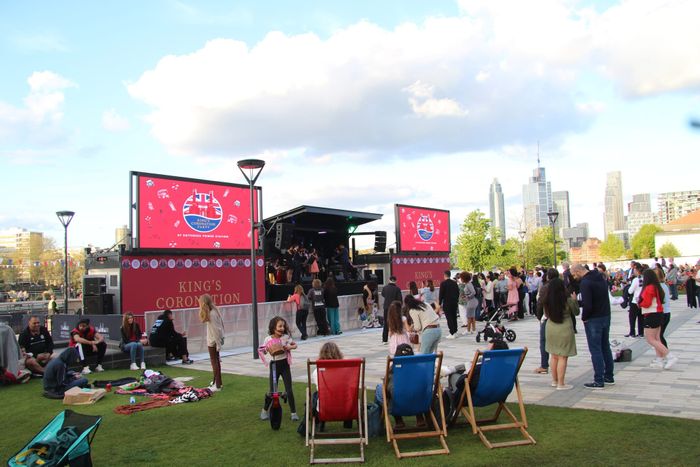The Stage Bus - Solar-Powered Mobile Stages