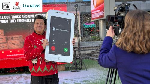 Giant iTab with @Dom Jolly , ‪@savethechildrenuk‬ & ‪@ITVNews‬ !