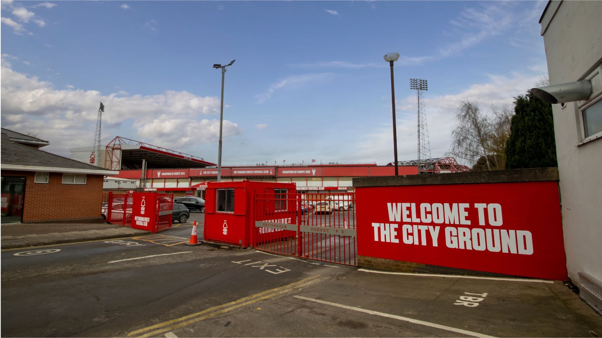 Oliver Glasner Opens Nottingham Forest's Doors to Grassroots Coaches and Schoolchildren