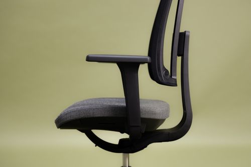 EQUO Chair: The first sustainable swivel chair with removable covers and backrest mesh