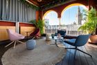 Glove Lounge