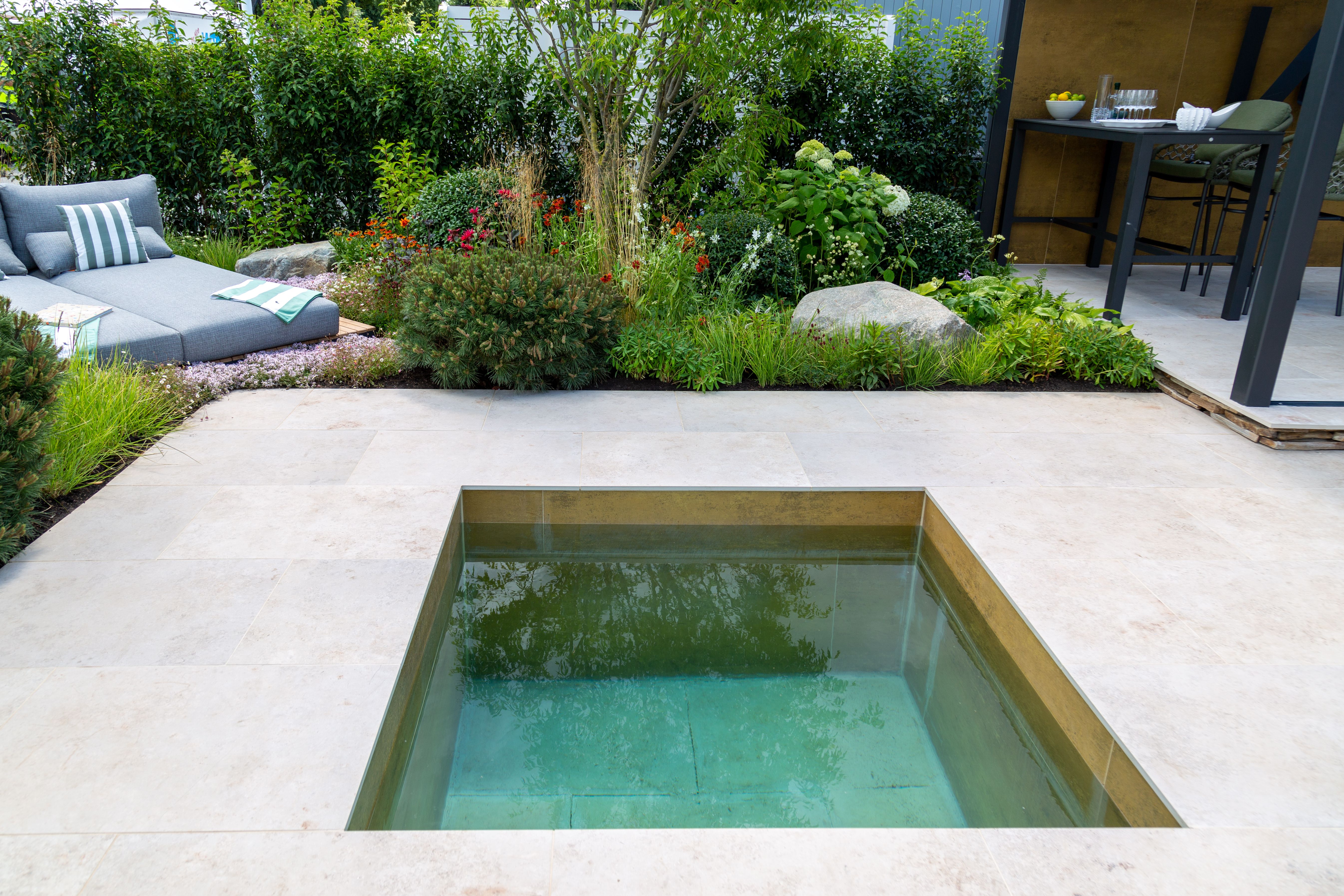 The SunsLifestyle Outdoor Living Garden- Royal Hampton Court 2022