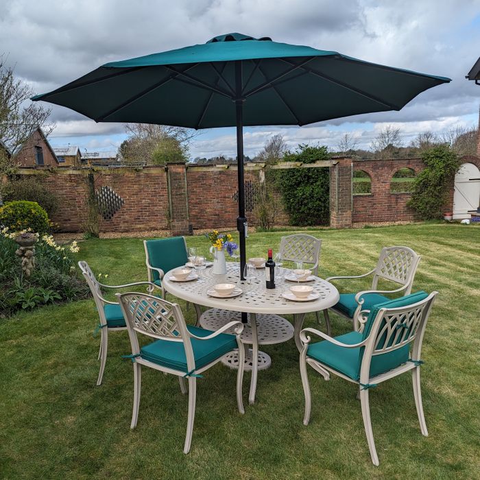 Six seater oval patio set in cast aluminium