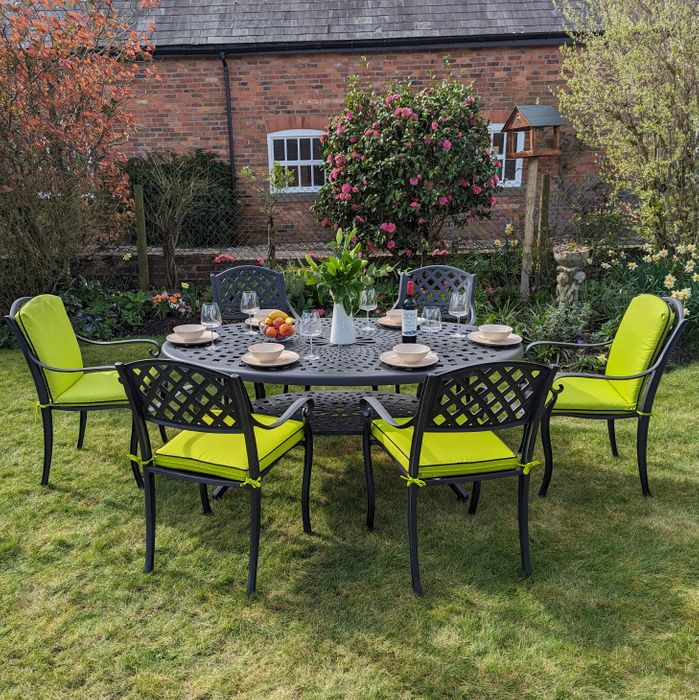 Six seater oval patio set in cast aluminium