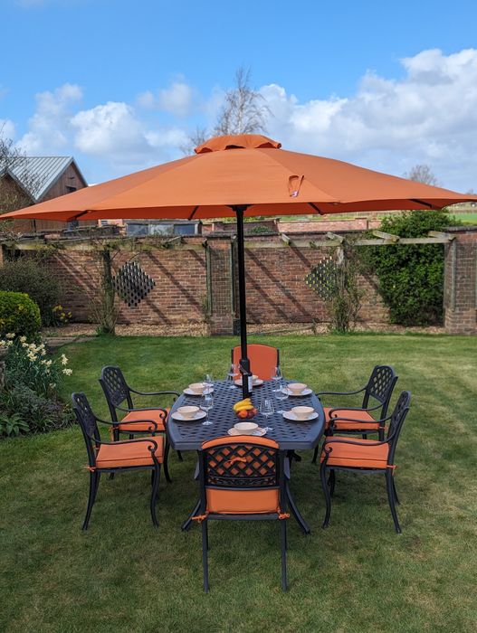 Six seater oval patio set in cast aluminium