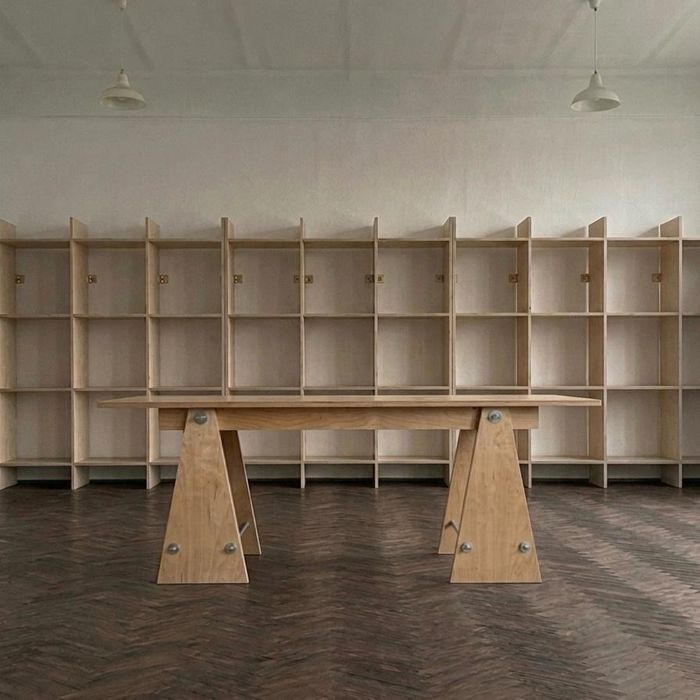 SKINNY ART. TRESTLE TABLE CONFIGURATION