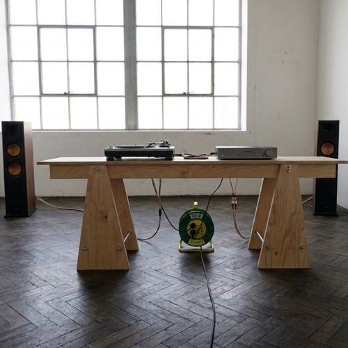 SKINNY ART. TRESTLE TABLE CONFIGURATION