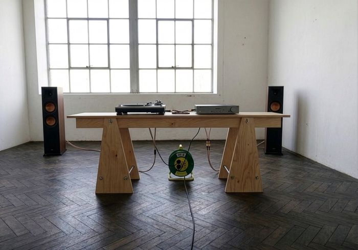 SKINNY ART. TRESTLE TABLE CONFIGURATION