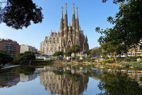 Barcelona’s Sagrada Familia given building permit 137 years after construction started| Construction Buzz #221