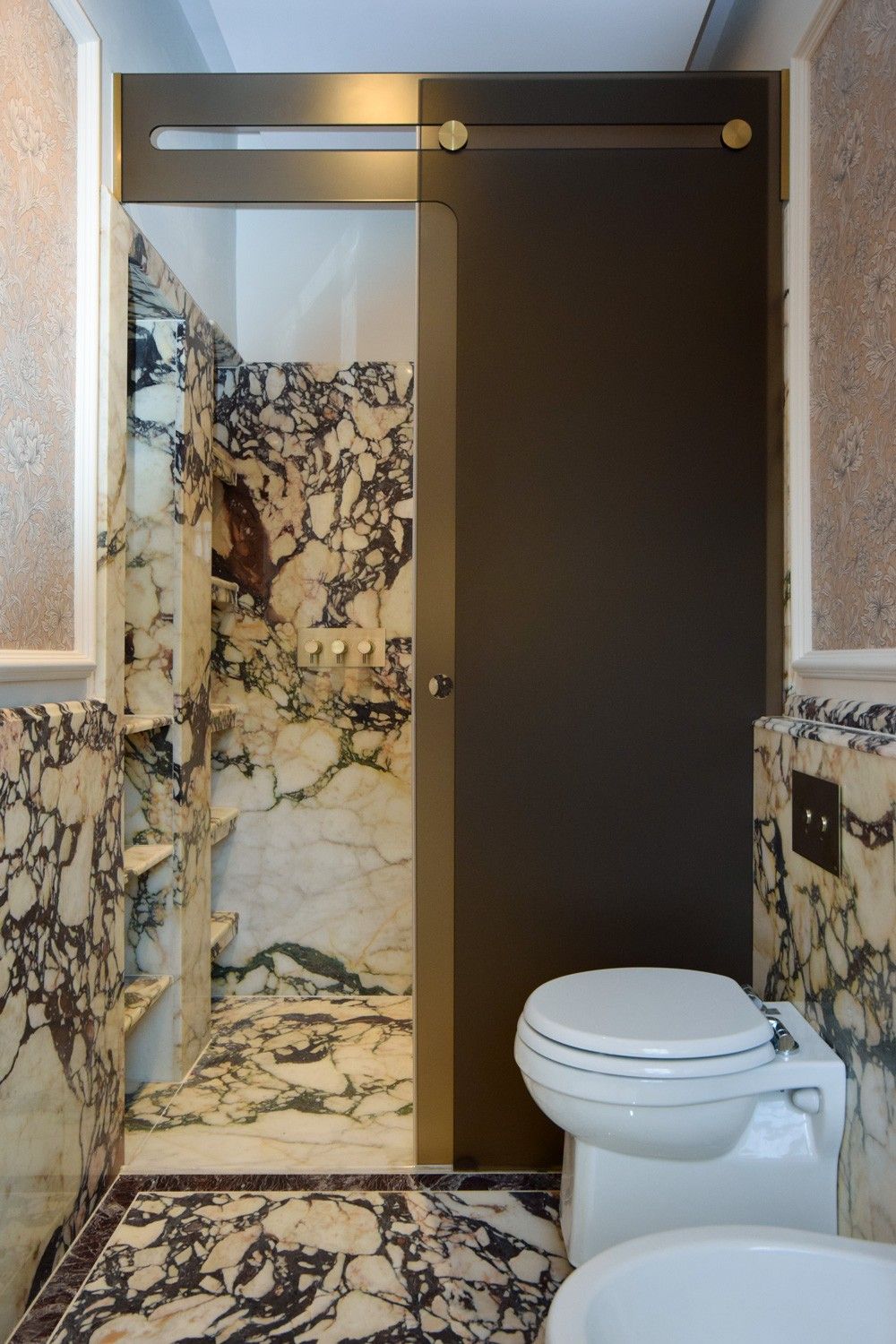 Trackless shower enclosure