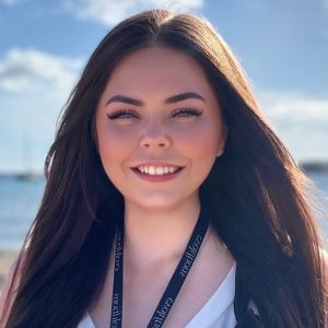 Amy Delooze - Halo Post