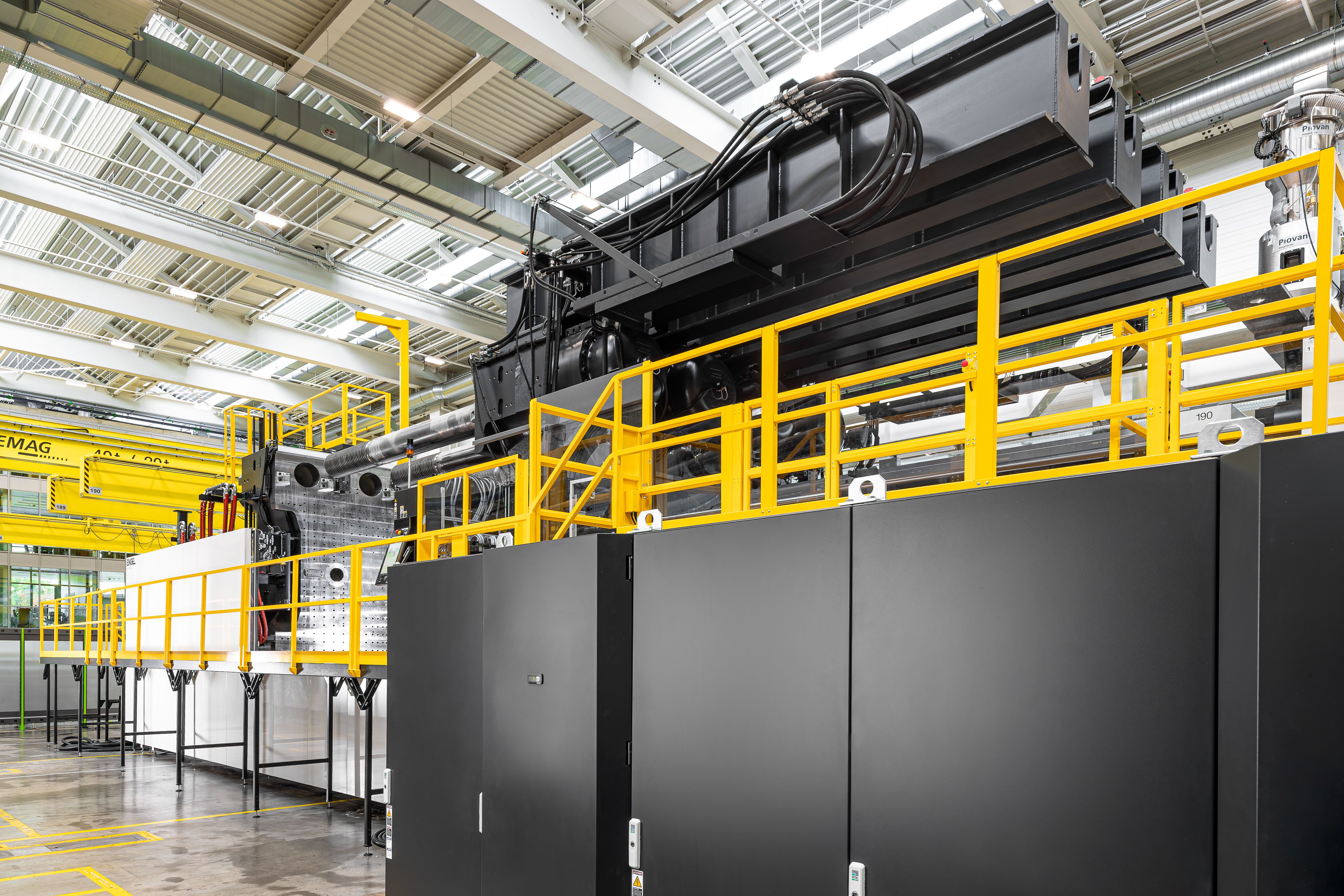 ENGEL builds the world’s largest injection moulding machine With the duo 12000 US, ENGEL opens up new dimensions in cost-efficient part production