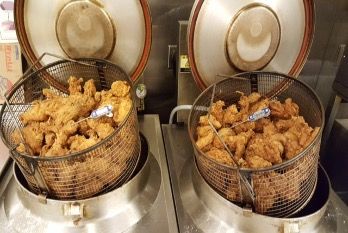 Installing the OiLChef in 2 seconds in a deep fryer