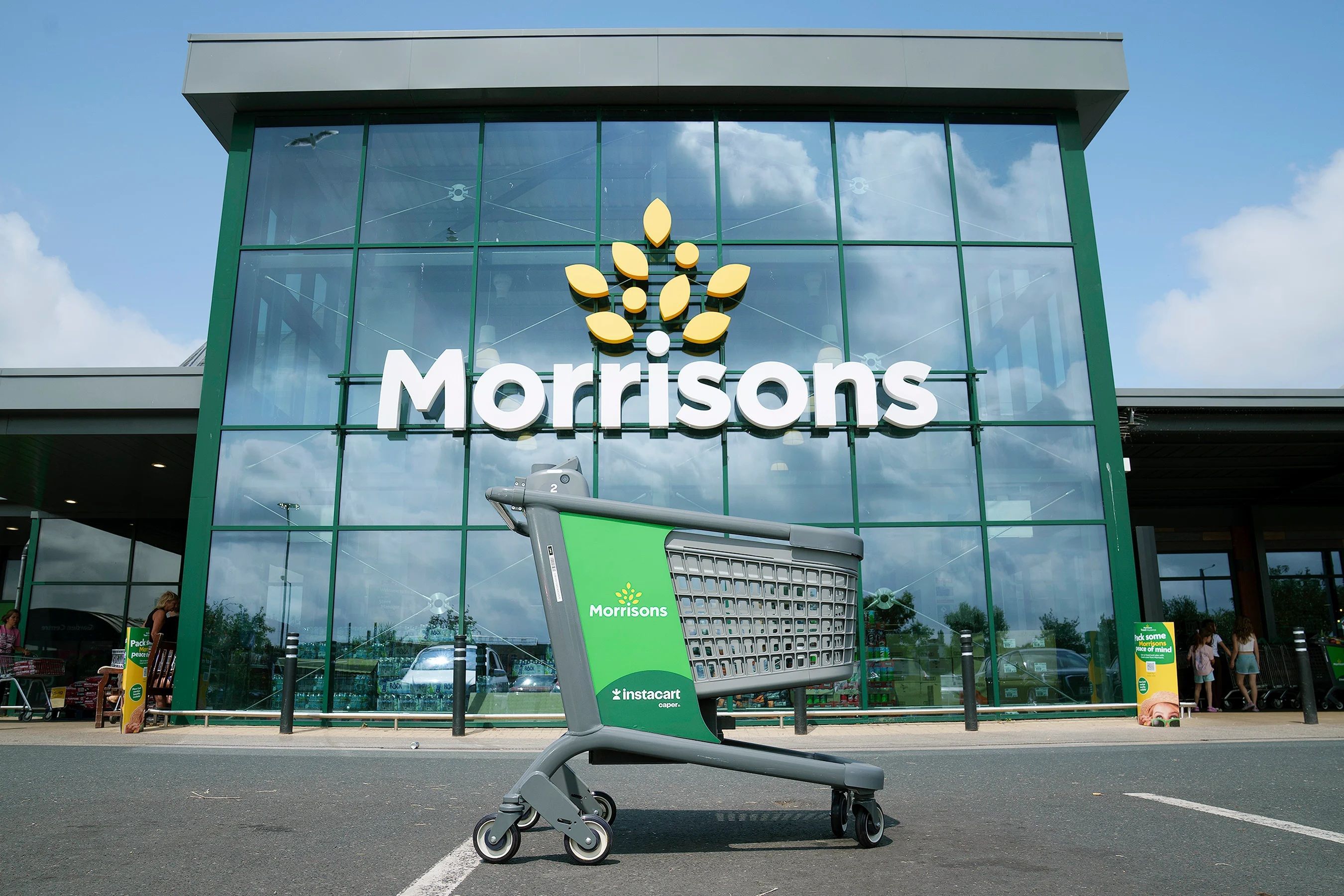 Morrisons trials AI-powered smart trolleys in UK first with Instacart