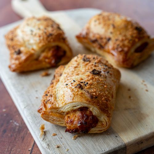 130g Extra Mature Cheddar & Caramelised Onion Chutney Roll