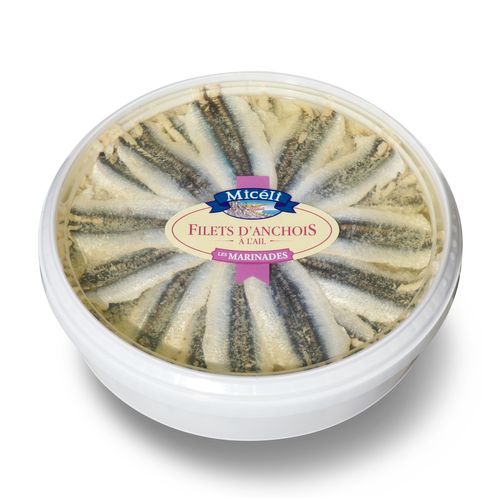 Fillets of marinated anchovies with garlic