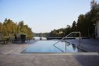 Stainless steel pool with overflow gutter
