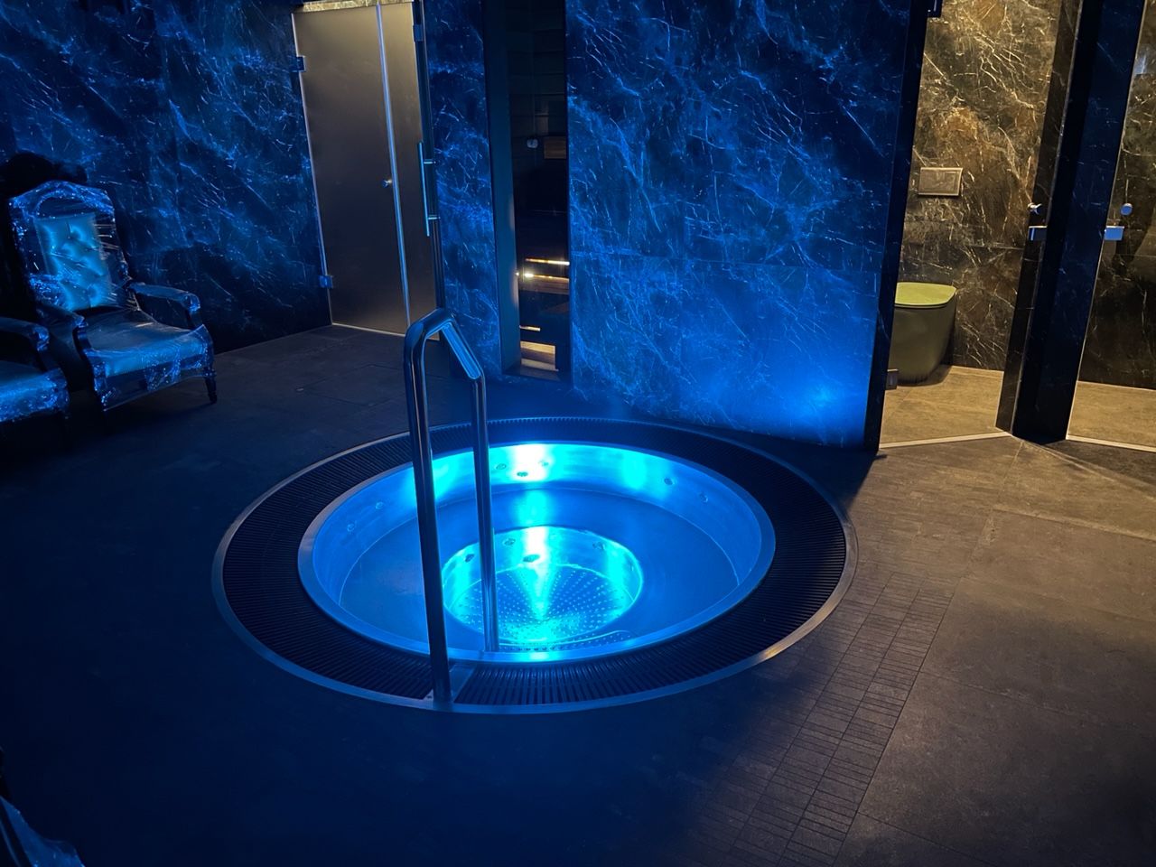 Roun overflow spa