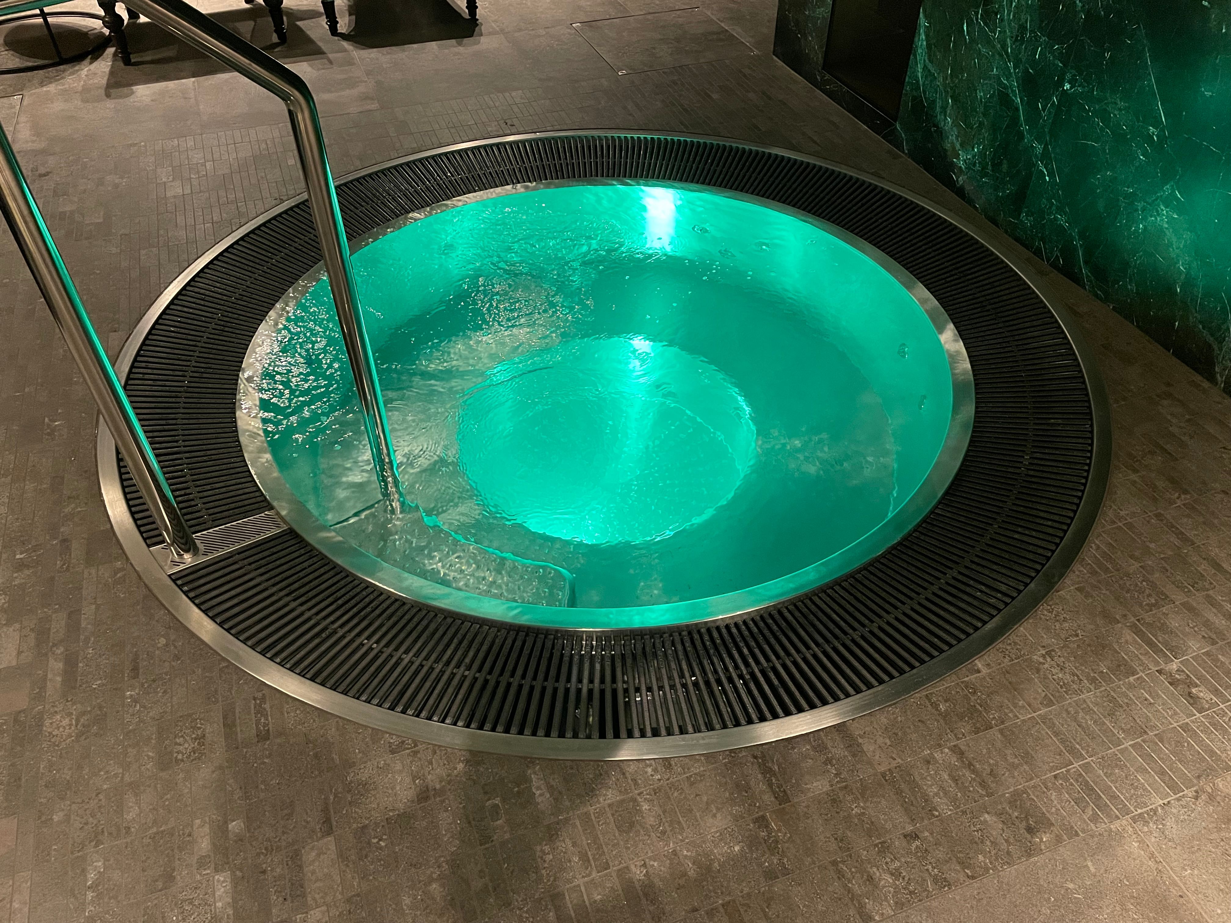 Roun overflow spa