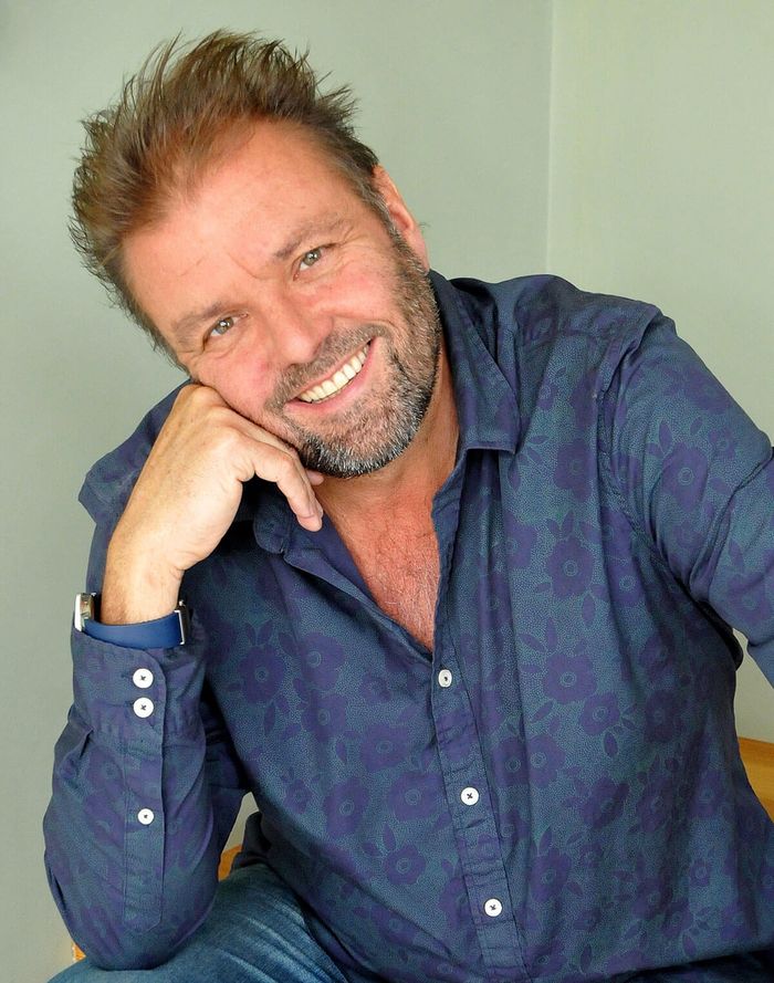 MARTIN ROBERTS SWINGS BY TO HOST FIT SHOW GALA DINNER